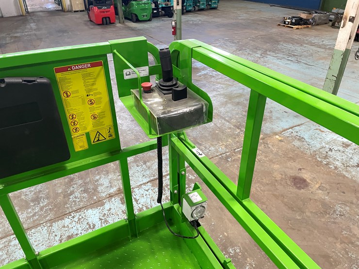 #5551-•-fronteq-fs6332tl-track-drive-scissor-lift-with-outriggers-image-34