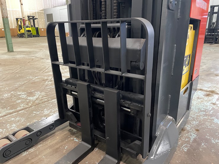 #5566-•-toyota-7bru18-ride-on-electric-reach-forklift-image-13