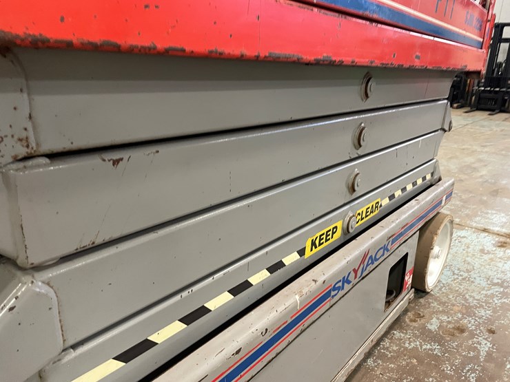 #5553-•-skyjack-sj226-scissor-lift-image-28