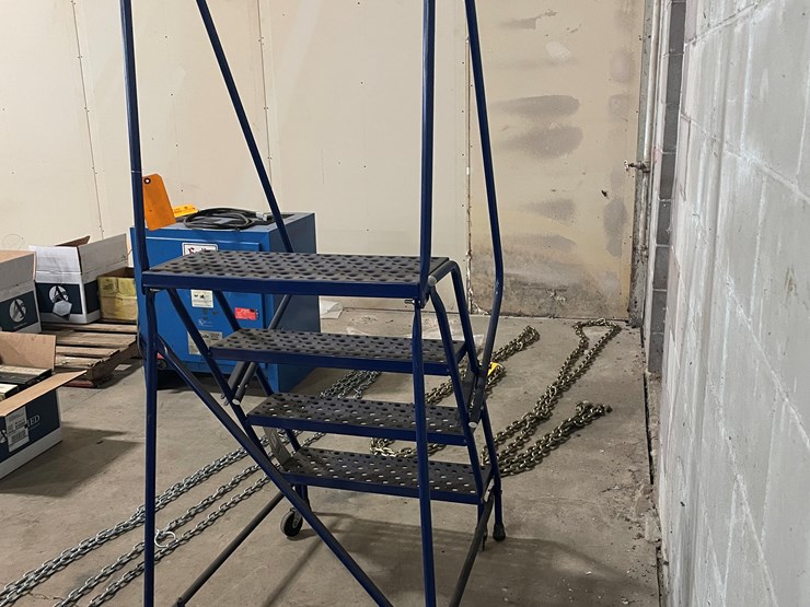 #7249-•-louisville-steel-4-step-warehouse-ladder-image-6