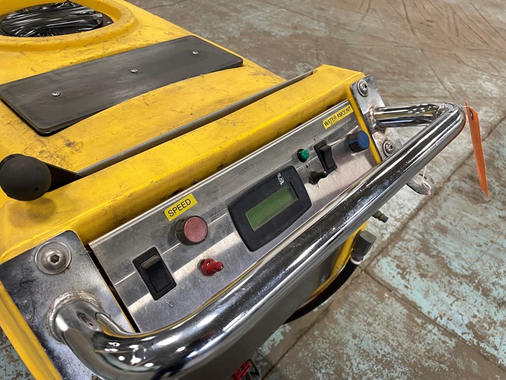 #5567-•-tomcat-2600-electric-floor-scrubber-image-16