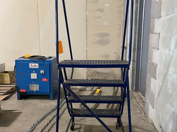 #7249-•-louisville-steel-4-step-warehouse-ladder-image-5