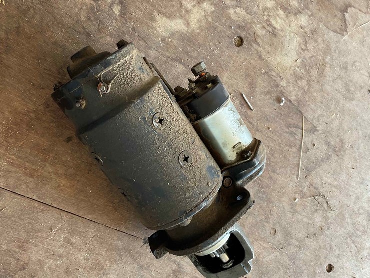 #1613-•-crate-of-misc.-belts-image-4