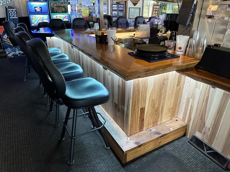 #100-•-waterfront-pub-with-4-bed/2-bath-apartment-image-45