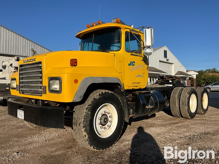 1997-mack-rd690s-image-1