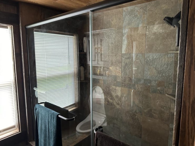 #100-•-waterfront-pub-with-4-bed/2-bath-apartment-image-107