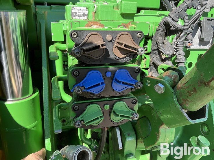 2011-john-deere-8235r-image-16