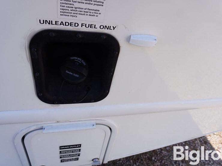 2022-ford-e350-image-15