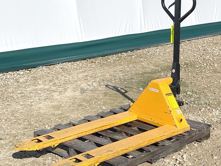 u-line-h-1043-5,500-lb.-pallet-jack-image-1