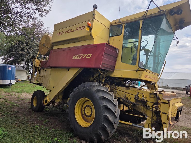 1977-new-holland-tr70-image-4