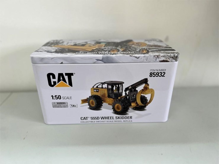 #91-•-cat-555d-wheel-skidder-1:50-scale-replica---die-cast-metal-image-5