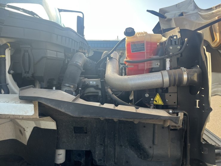 2011-international-7600-image-23