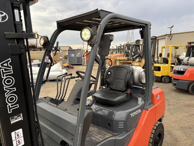 2011-toyota-8fgu30-image-15