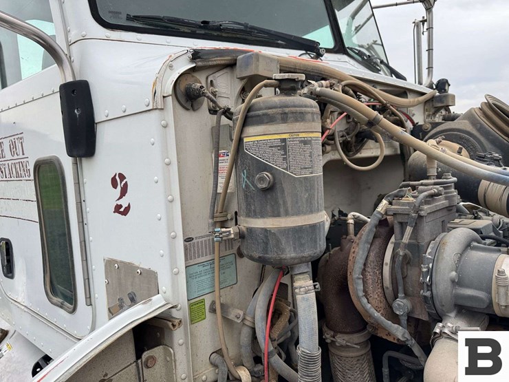 2013-peterbilt-348-image-47