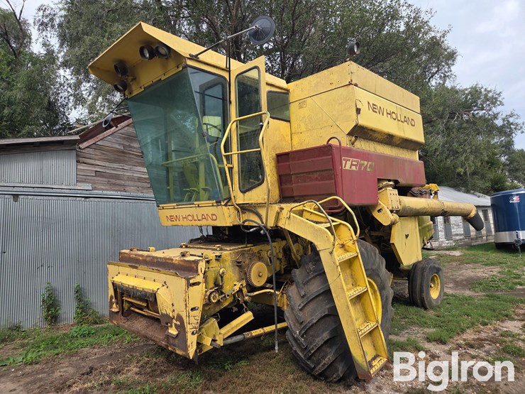 1977-new-holland-tr70-image-1