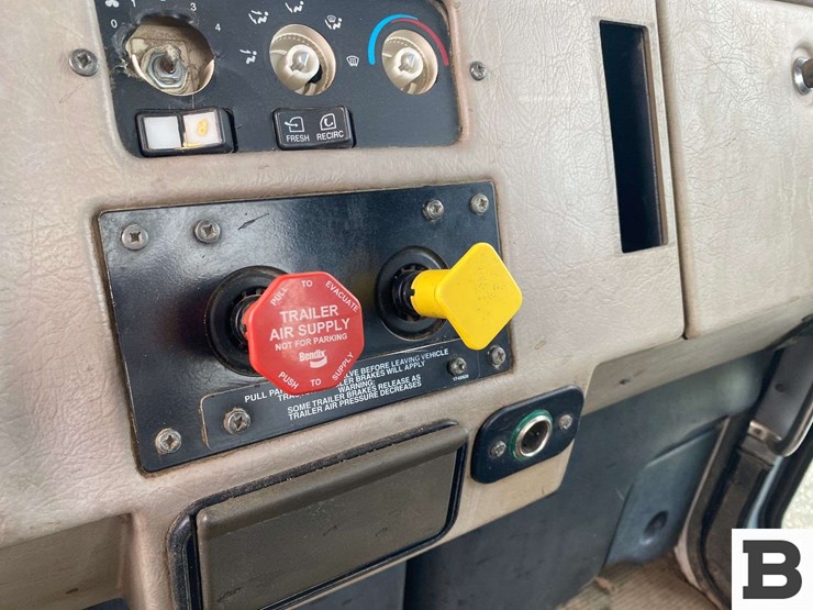 2003-peterbilt-330-image-33