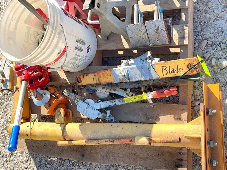 group-of-jack-stands,-lifting-equipment-&-misc.-image-5