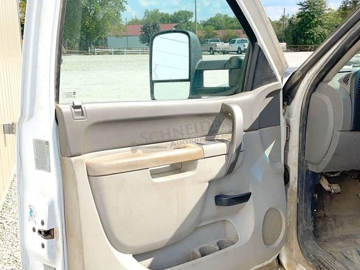 2012-chevrolet-3500-image-41