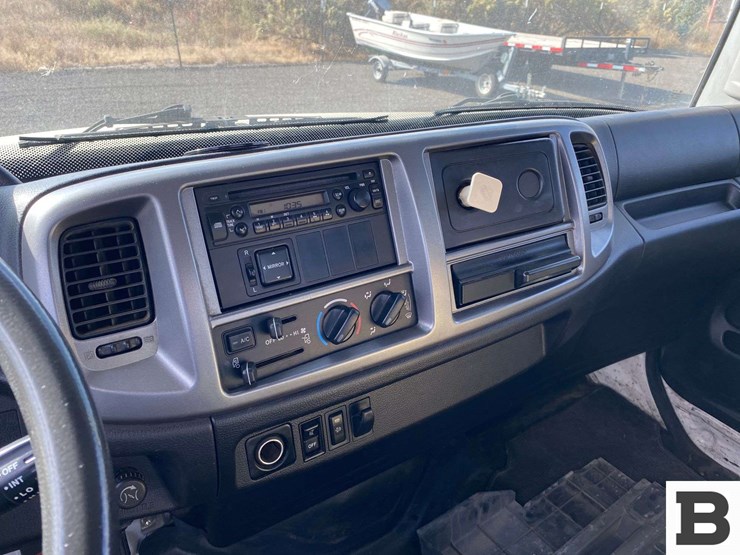 2014-hino-268-image-50