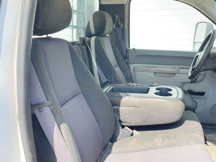 2012-chevrolet-3500-image-39