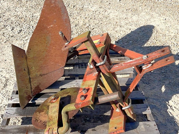 1-bottom-3-pt.-plow-w/-coulter,-from-the-estate-of-dr.-ken-buchmann-image-2