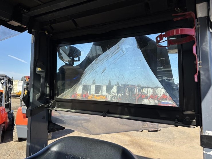 2018-toyota-8fdu30-image-24