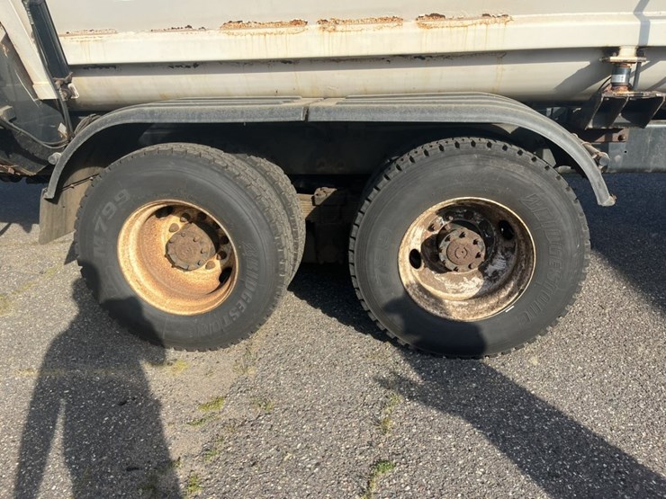 2011-international-7600-image-103