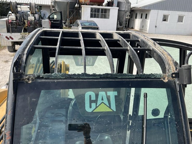 #102-•-2015-cat-th225c-telehandler-image-17