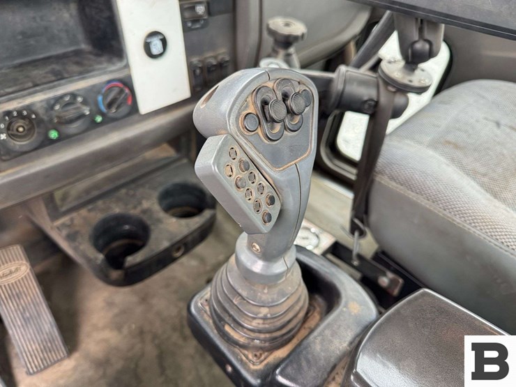 2013-peterbilt-348-image-55