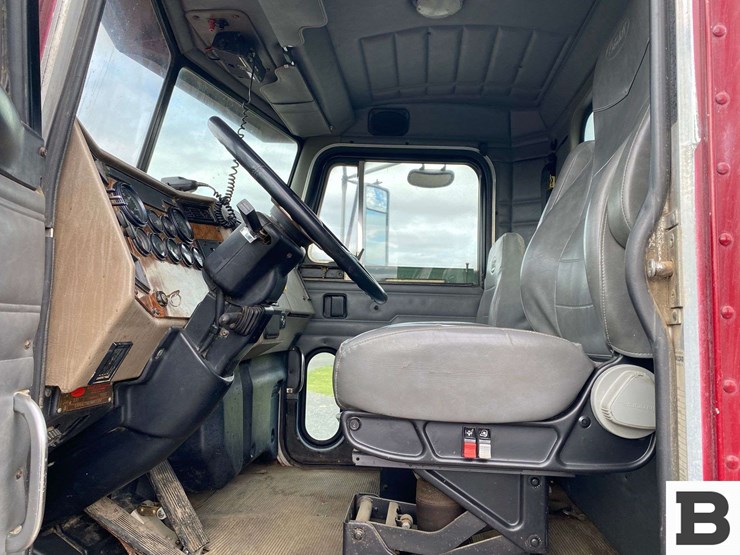2003-peterbilt-330-image-27