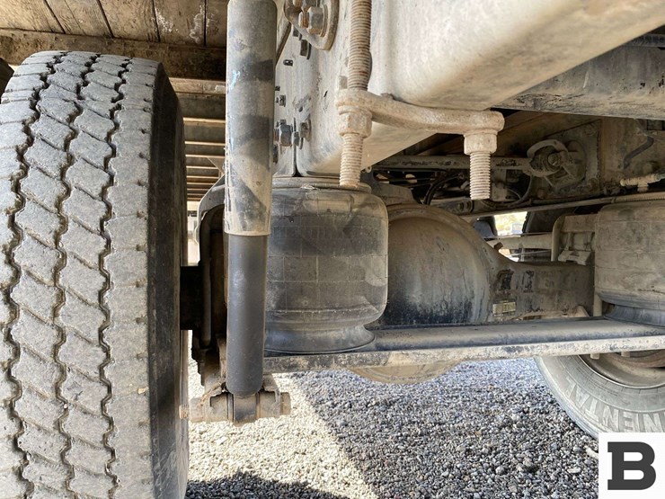 2014-hino-268-image-23