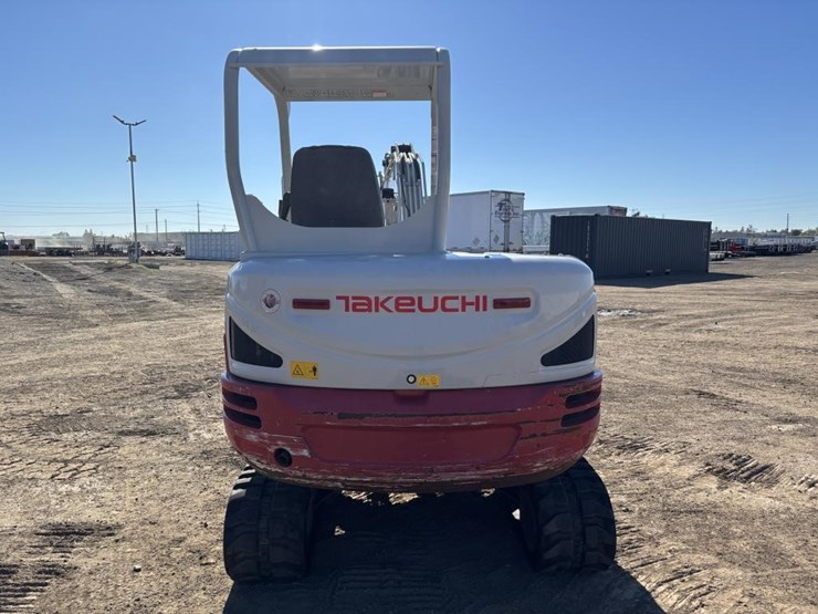 2022-takeuchi-tb240-image-8