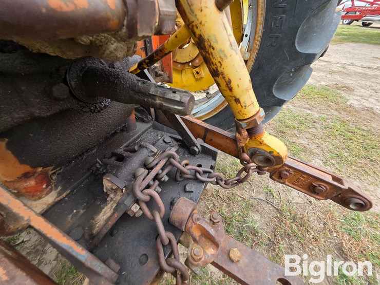 1965-minneapolis-moline-m670-image-10