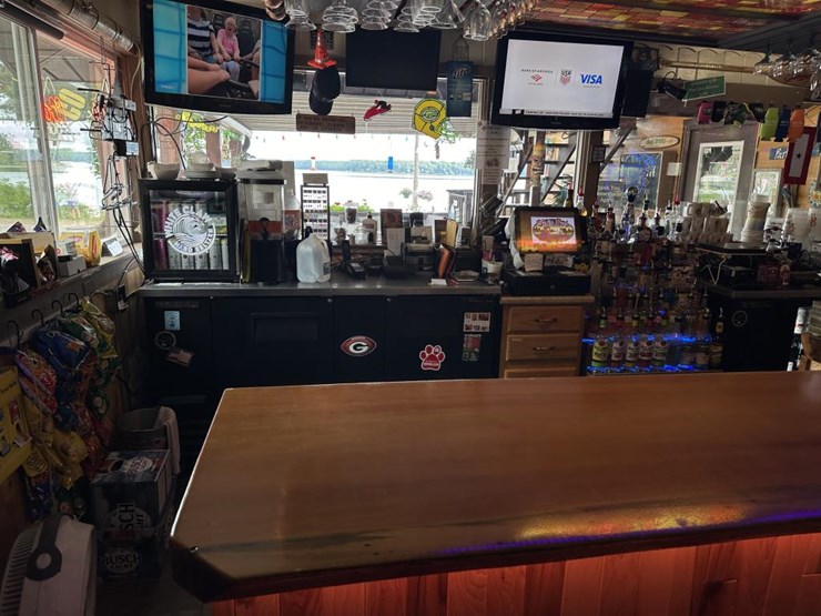 #100-•-waterfront-pub-with-4-bed/2-bath-apartment-image-31