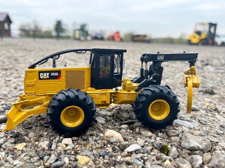 #91-•-cat-555d-wheel-skidder-1:50-scale-replica---die-cast-metal-image-3