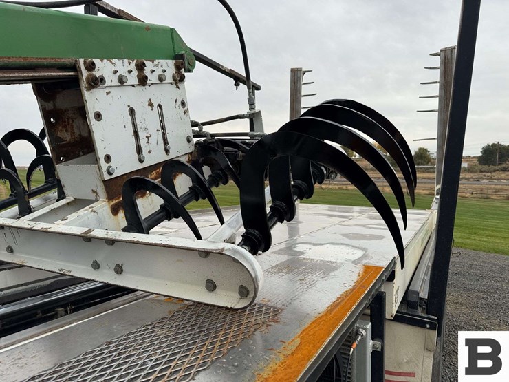 2013-peterbilt-348-image-16