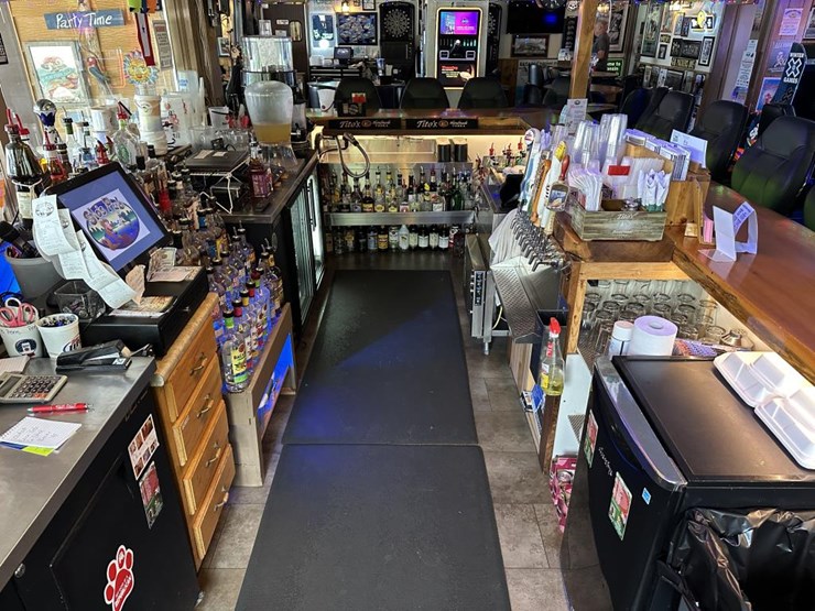 #100-•-waterfront-pub-with-4-bed/2-bath-apartment-image-33