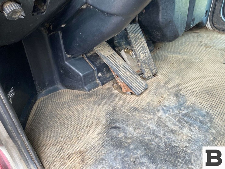 2003-peterbilt-330-image-28