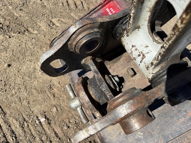 2022-takeuchi-tb240-image-13