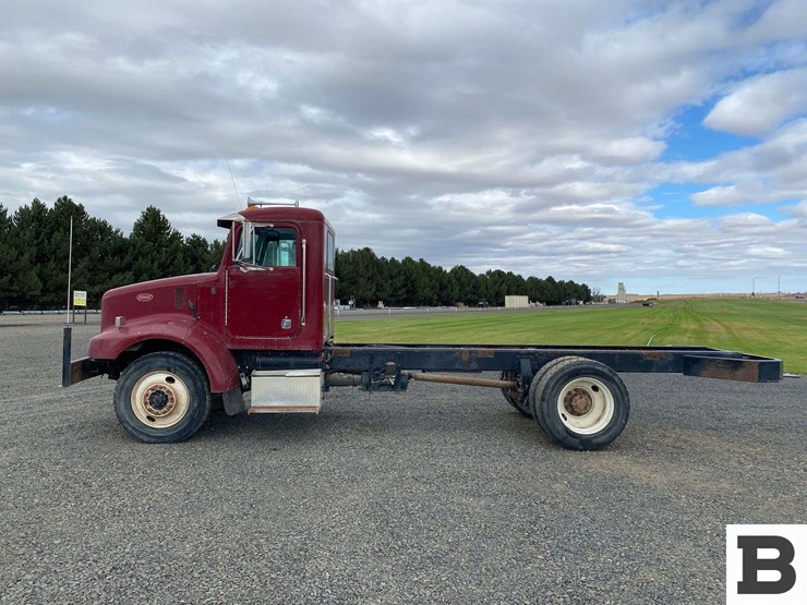 2003-peterbilt-330-image-2