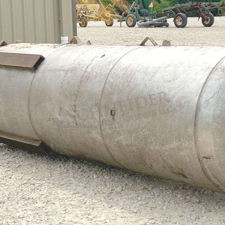 500 gallon stainless steel upright tank w/ legs