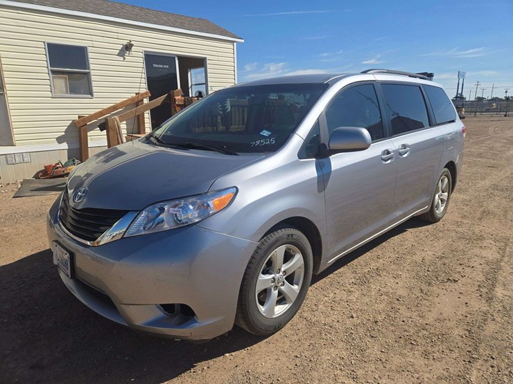 2012-toyota-sienna-le-image-1