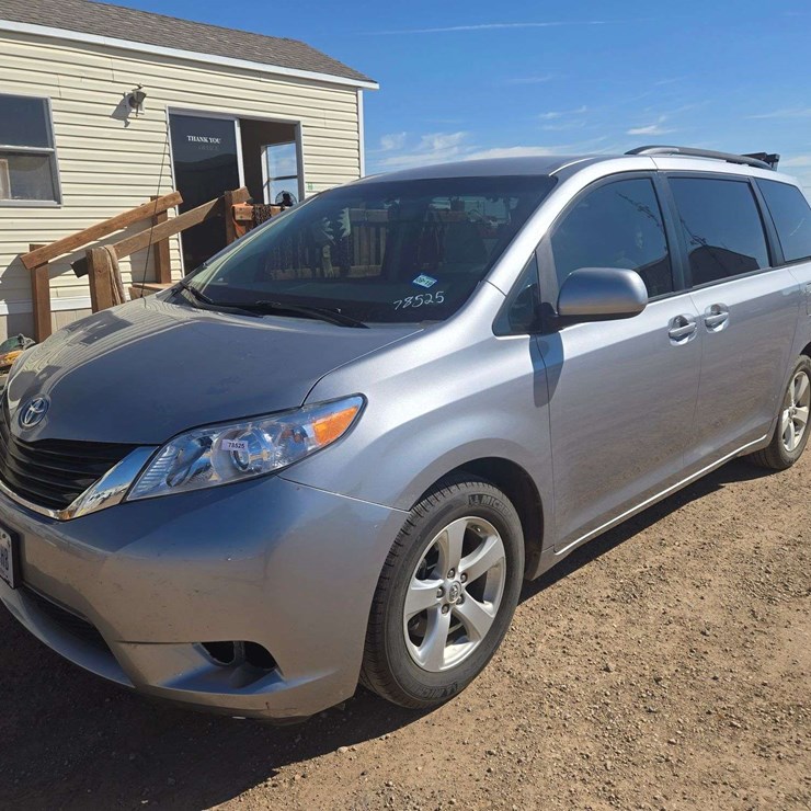 2012 TOYOTA SIENNA LE