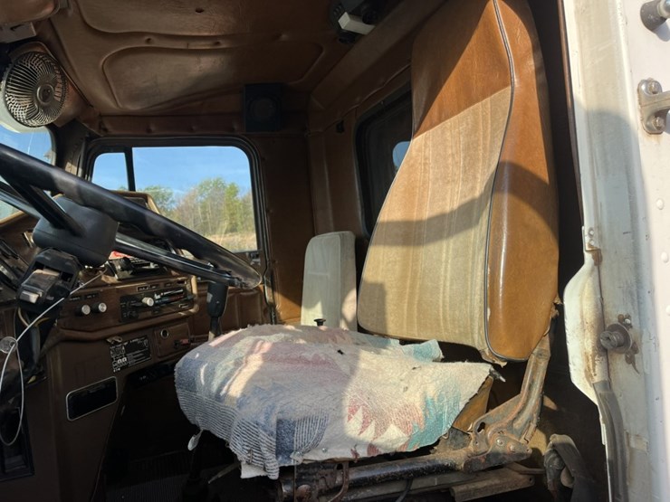 #5001-•-1988-freightliner-mb80-tandem-axle-dump-truck-image-47