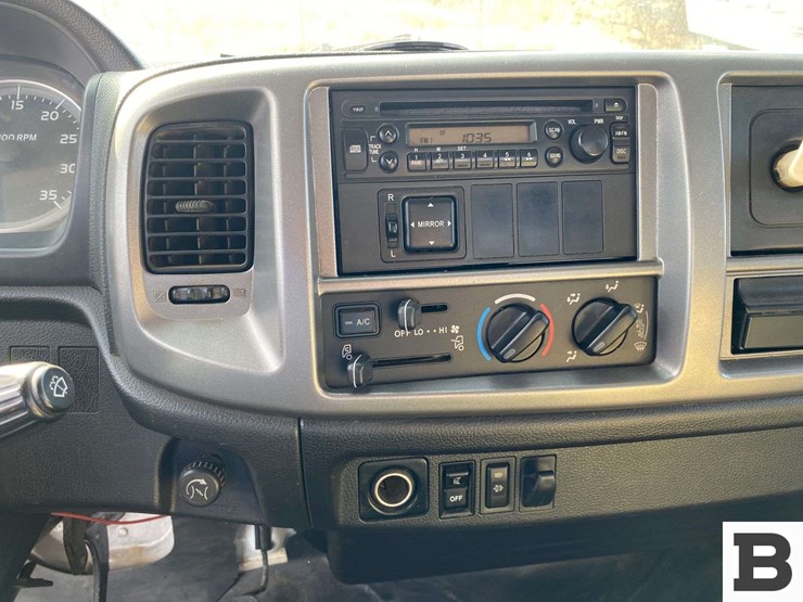 2014-hino-268-image-51