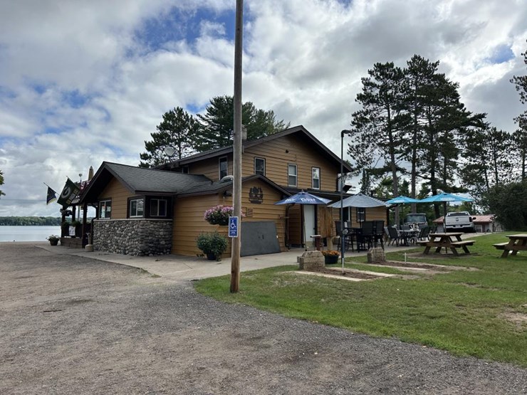 #100-•-waterfront-pub-with-4-bed/2-bath-apartment-image-12