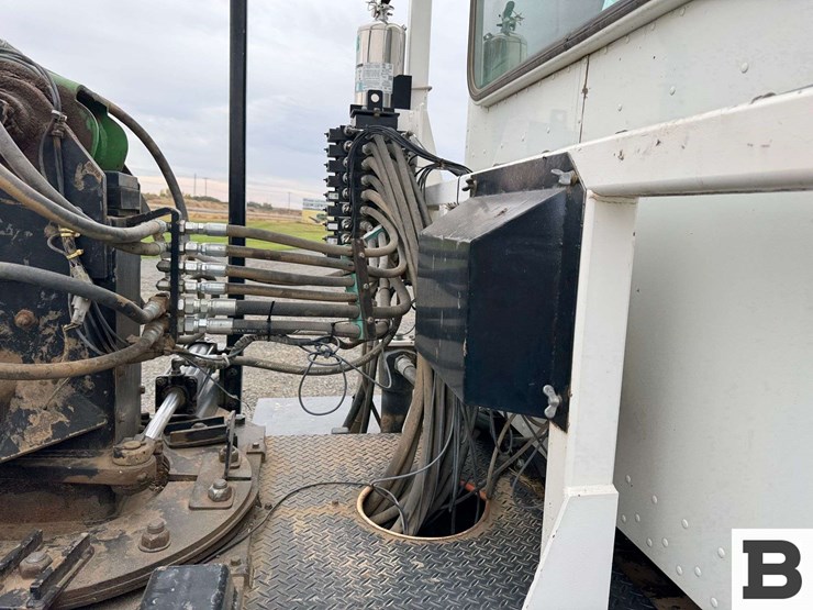 2013-peterbilt-348-image-40