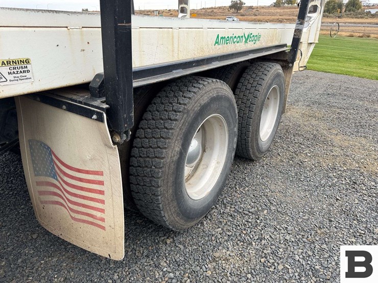 2013-peterbilt-348-image-22