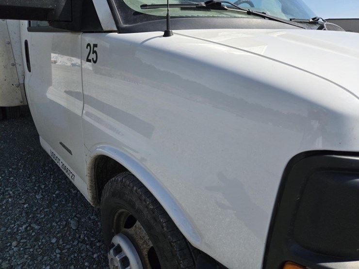 #5013-•-2015-chevrolet-4500-box-truck-image-16