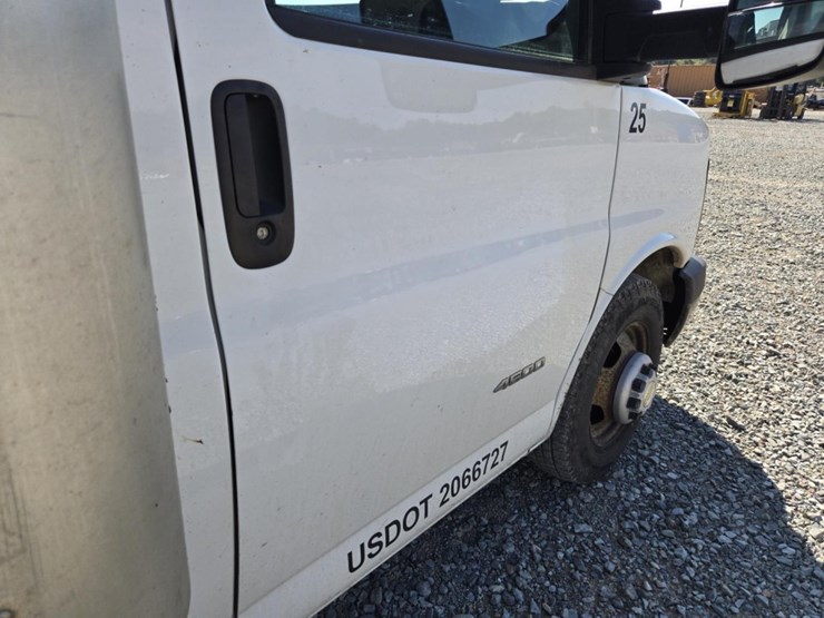 #5013-•-2015-chevrolet-4500-box-truck-image-18